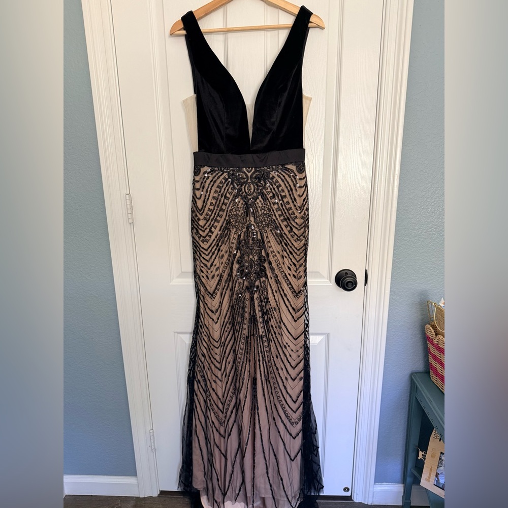 1920’s Era Evening Gown. Black and Nude, Sexy De V Neck Cut. Size 8